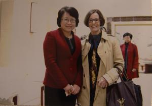 Ana Candida Perez, então cônsul-geral em Xangai, posa para foto ao lado da vice-prefeita de Xangai, Zhao Wen, durante eventi para comemoração do 8 de Março na cidade.